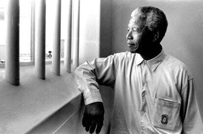 Nelson Mandela visita la celda que ocupó durante 18 de los 27 años que estuvo en prisión.