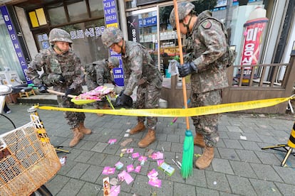 Soldados del ejército surcoreano recogen la basura de uno de los globos enviados por Corea del Norte, en Incheon, Corea del Sur, el miércoles 24 de julio.