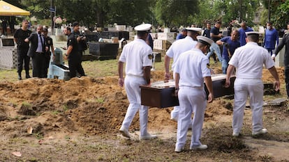 entierro de africanos que murieron a la deriva en la costa de Brasil