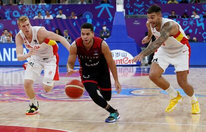 Lecomte se iba de Alberto Díaz y Juancho Hernangómez, el domingo durante el partido entre España y Bélgica del Eurobasket, en Tbisili (Georgia).