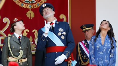 Los Reyes y la Princesa de Asturias seguían el desfile aéreo.