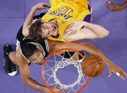 Tim Duncan y Pau Gasol tratan de hacerse con el balón en un rebote.