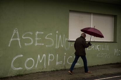 Pintadas en la fachada de la vivienda del presunto asesino José Enrique Abuin, alias 'El chicle'.