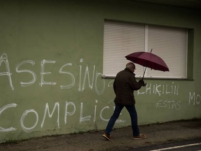 Pintadas en la fachada de la vivienda del presunto asesino José Enrique Abuin, alias 'El chicle'.