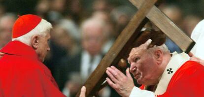 El papa Juan Pablo II (derecha) junto al entonces cardenal Joseph Ratzinger, en 2004.  
