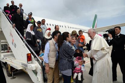 El Papa se despide en Roma del grupo de refugiados a los que trajo en su avi&oacute;n desde la isla de Lesbos.