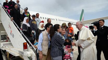 O Papa despede-se em Roma do grupo de refugiados aos que trouxe em seu avião desde a ilha de Lesbos.