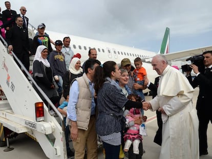 O Papa despede-se em Roma do grupo de refugiados aos que trouxe em seu avião desde a ilha de Lesbos.
