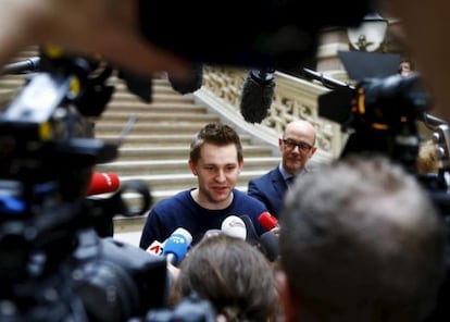 El activista austriaco Max Schrems se dirige a los medios tras defender su demanda contra Facebook.
