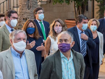 La ministra de Trabajo, Yolanda Díaz , en el centro, entre el ministro de Seguridad Social, José Luis Escrivá, y la presidenta de Baleares, Francina Armengol, con el secretario general de UGT, Pepe Álvarez, con mascarilla morada, y el presidente de la CEOE, Antonio Garamendi, primero por la izquierda a principios de septiembre en Palma de Mallorca.