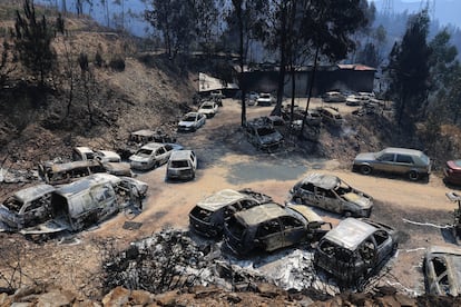Coches quemados tras el paso de las llamas, este miércoles en Arouca (Portugal).