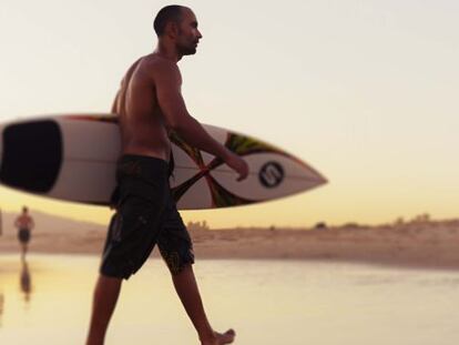 Surfista en la playa de Valdevaqueros, en Tarifa (C&aacute;diz).