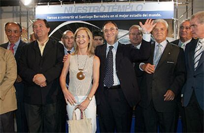 Florentino Pérez, junto a parte de su equipo tras conocer su victoria en las urnas.