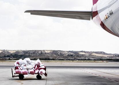 Un carro de carga listo para ser embarcado en un avión de Iberia. Durante el confinamiento, la compañía reforzó sus servicios de carga, de transporte sanitario y de repatriación de españoles. Funcionó como una auténtica "empresa estratégica".