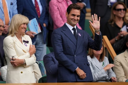Federer saluda desde el ‘Royal Box’ de la central.