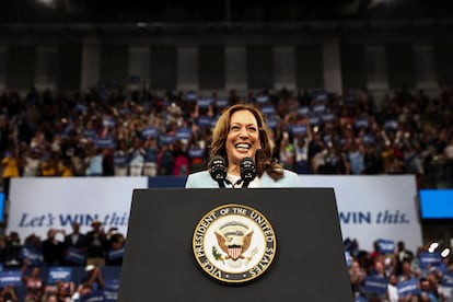 La vicepresidenta de Estados Unidos, Kamala Harris, ríe en un acto electoral en Atlanta este martes.