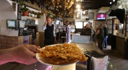 Para licenciarse en gaditanismo, lo suyo es compartir tapas en Casa Balbino, en Sanlúcar de Barrameda. Desde ortiguillas con col hasta rollitos de berenjena con langostino, sin que falte la tortillita de camarones. Solo sirven en la barra. Más información: <a href="http://casabalbino.es/" target="_blank">casabalbino.es</a>