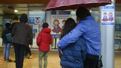 Un grupo de padres acompaña a sus hijos en un centro de vacunación, en Galicia.