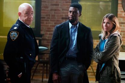 Con J. K. Simmons y Chadwick Boseman en ‘Manhattan sin salida’.