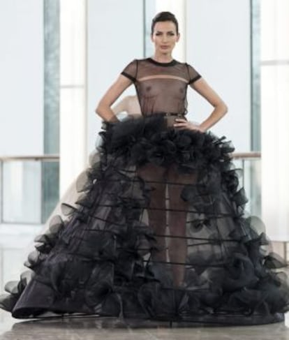 La modelo española Nieves Álvarez desfila con una creación de la colección primavera-verano 2015 de alta costura del Stephane Rolland.