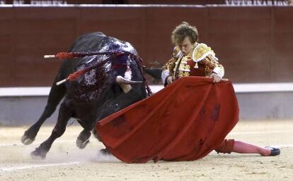 Rom&aacute;n, en su segundo toro. 