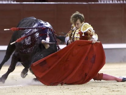 Rom&aacute;n, en su segundo toro. 