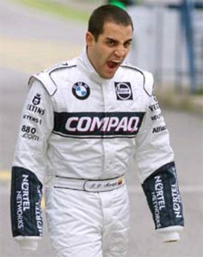 Juan Pablo Montoya se dirige hacia su coche.