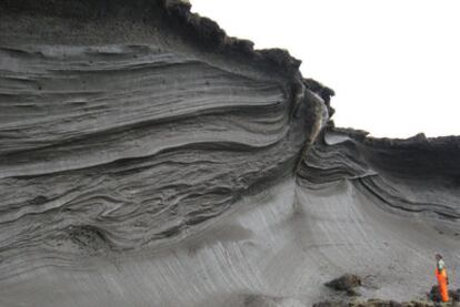 Un científico, ante una zona costera de permafrost en la isla Herschel (Canadá).