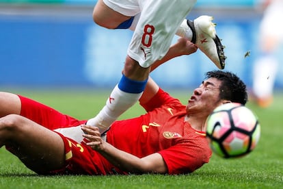 Partido de fútbol entre la selecciones de China y República Checa.