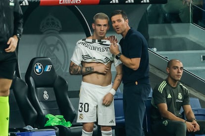 Xabi Alonso da instrucciones a Franco Mastantuono antes de salir al terreno de juego. 