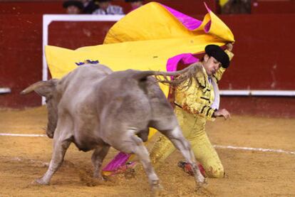 Jesús Duque saluda con el capote al sexto novillo.