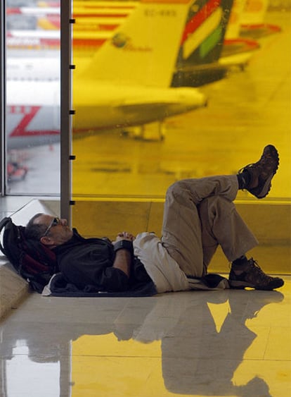 Un pasajero espera en una de las terminales del aeropuerto de Barajas