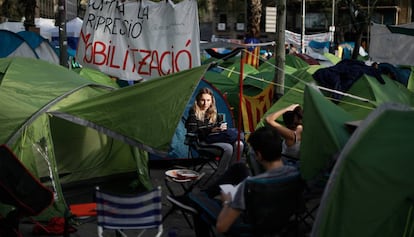 Jóvenes acampados en plaza Universitat, este sábado. 