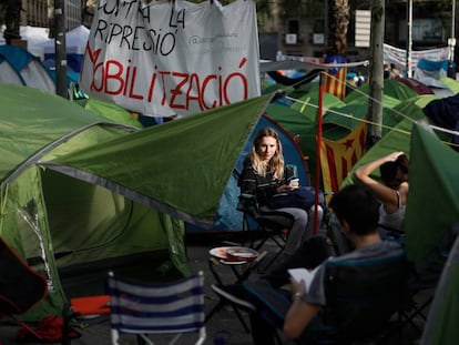 Jóvenes acampados en plaza Universitat, este sábado. 