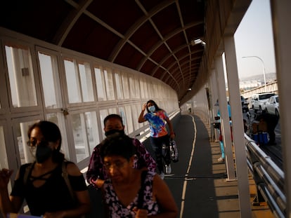 Personas cruzan el puente fronterizo Paso del Norte hacia El Paso, Texas, el pasado 21 de julio.