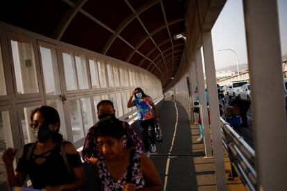 Personas cruzan el puente fronterizo Paso del Norte hacia El Paso, Texas, el pasado 21 de julio.