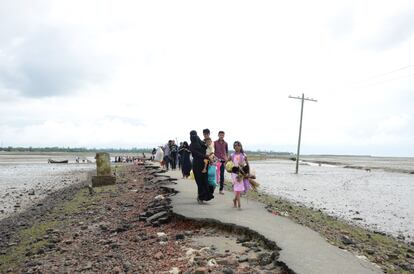 El campamento de refugiados de Cox’s Bazar, en Bangladés, alberga a casi un millón de residentes, de los que más de la mitad son niños. La mayoría son rohingya, un grupo perseguido, predominantemente musulmán y minoritario de Myanmar, que se ha enfrentado a la discriminación en su país durante varias décadas, incluida la negación de la ciudadanía.