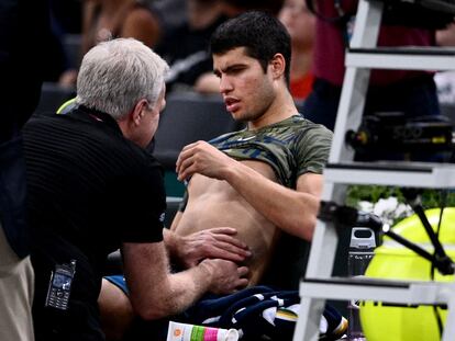 Alcaraz recibe la atención del fisioterapeuta durante la interrupción en el partido contra Rune.