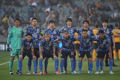 El equipo de Japón posa antes de un partido.