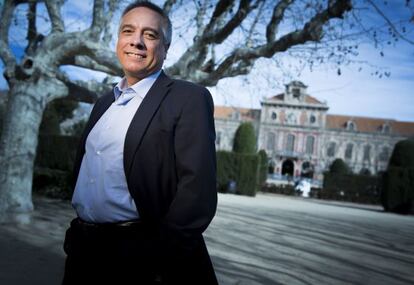 El l&iacute;der socialista Pere Navarro frente al Parlament.