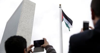 Bandeira palestina tremula pela primeira vez na sede da ONU.
