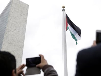 Bandeira palestina tremula pela primeira vez na sede da ONU.