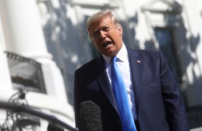 El presidente de Estados Unidos Donald Trump habla a los medios en la Casa Blanca el 15 de octubre de 2020.