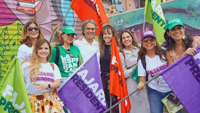 El candidato Sergio Fajardo durante un evento con mujeres en Cali.