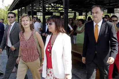 Leire Pajín, Cristina Narbona y Esteban González Pons, ayer, en Benidorm.