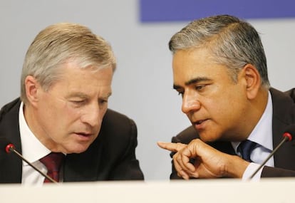 Los dos co-presidentes del Deutsche Bank Anshu Jain (dcha) y Juergen Fitschen.
