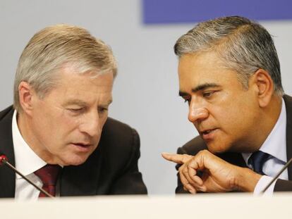 Los dos co-presidentes del Deutsche Bank Anshu Jain (dcha) y Juergen Fitschen.