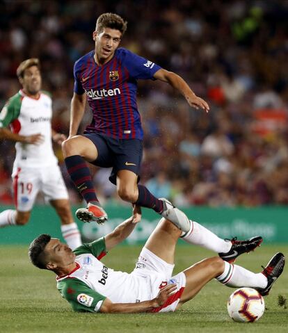 El centrocampista del FC Barcelona Sergi Roberto lucha el balón con Daniel Torres.