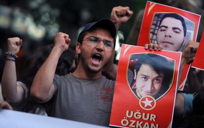 Manifestants aquest dilluns a Ankara portant fotografies de les víctimes d'un atemptat suïcida que va matar 32 activistes.