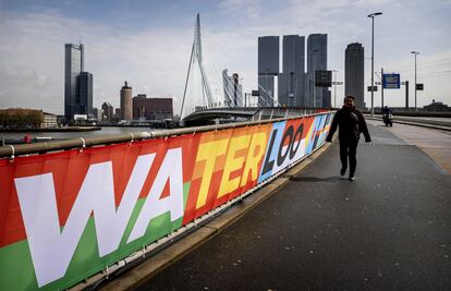 El puente Erasmus de Róterdam, decorado con títulos de canciones emblemáticas del festival de Eurovisión.